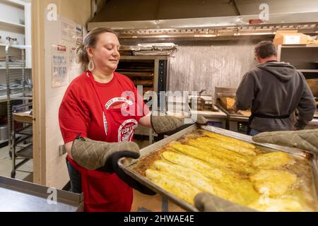 St. clair Shores, Michigan, États-Unis. 4th mars 2022. Le premier vendredi de Carême, des bénévoles de l'église catholique Saint-Issac Jogues préparent des dîners pour leur dîner de poisson frite le vendredi soir. Ils servaient de la morue, des crevettes, du poisson et des tacos aux crevettes, ainsi que du pierogis. Beaucoup de chrétiens s'abstiennent de manger de la viande les vendredis pendant le Carême. Crédit : Jim West/Alay Live News Banque D'Images