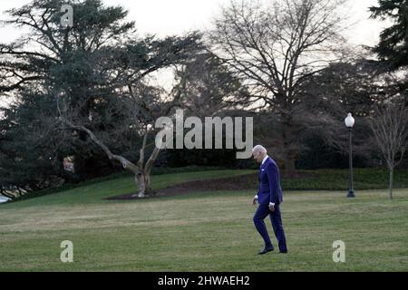 Washington, États-Unis. 04th mars 2022. Le président américain Joe Biden marche sur la pelouse sud de la Maison Blanche à Washington avant son départ pour le week-end au Delaware le 4 mars 2022. Photo par Yuri Gripas/UPI crédit: UPI/Alay Live News Banque D'Images