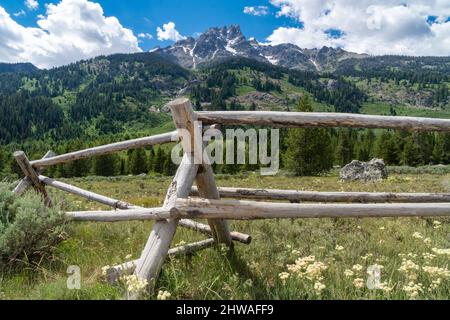 Clôture rustique en bois en face de la chaîne de montagnes de Teton dans le parc national de Grand Teton Banque D'Images