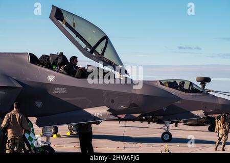 Siauliai Air base, Lituanie. 27th févr. 2022. Deux avions F-35 Lightning II de la Force aérienne des États-Unis affectés à la 48th Fighter Wing, Royal Air Force Lakenheath, en Angleterre, arrivent à la base aérienne de Siauliai, en Lituanie, le 27 février 2022, à l'appui de la défense collective de l'OTAN. Les forces aériennes américaines en Europe « la capacité des forces aériennes africaines à soutenir et à s'intégrer aux missions de police aérienne de l'OTAN renforce continuellement la solidarité, la détermination collective et la capacité de l'alliance à s'adapter à un environnement de combat dynamique. Credit: US Air Force/ZUMA Press Wire Service/ZUMAPRESS.com/Alamy Live News Banque D'Images