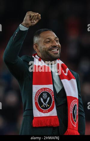 Kell Brook pointe l'air vers une ovation debout Banque D'Images