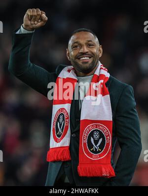 Kell Brook pointe l'air vers une ovation debout Banque D'Images