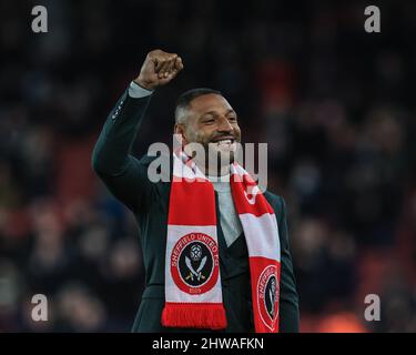 Kell Brook pointe l'air vers une ovation debout Banque D'Images