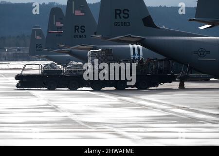 Ramstein Air base, Allemagne. 4th févr. 2022. Un chargeur Tunner de 40K transporte les bagages et les fournitures sur un avion C-130J Super Hercules à la base aérienne de Ramstein, en Allemagne, le 4 février 2022. Les forces aériennes américaines en Europe ''“ les forces aériennes africaines sont préparées et stratégiquement positionnées pour faire rapidement entrer et traverser le théâtre des forces afin de soutenir l'alliance et de se défendre contre toute agression. Credit: US Air Force/ZUMA Press Wire Service/ZUMAPRESS.com/Alamy Live News Banque D'Images