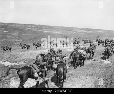 Les troupes des 18th hussars (la reine Marie) se déplacent vers l'avant. Près de Courcelles pour la bataille d'Albert pendant l'offensive de cent jours 21 août 1918. Banque D'Images