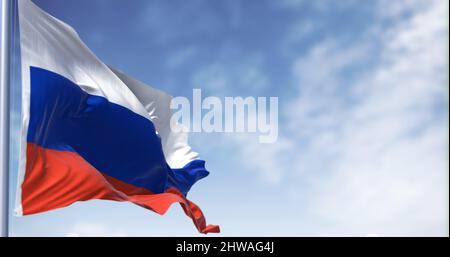 Détail du drapeau national de la Russie qui agite dans le vent par temps clair. Démocratie et politique. Plus grand pays du monde. Mise au point sélective. Seamle Banque D'Images