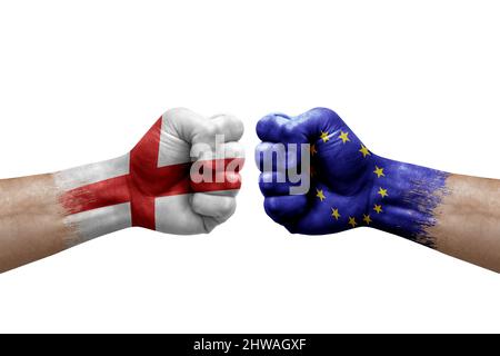 Deux mains poinçonner l'une à l'autre sur fond blanc. Les drapeaux de pays ont peint des poings, le concept de crise de conflit entre l'angleterre et l'Union européenne Banque D'Images