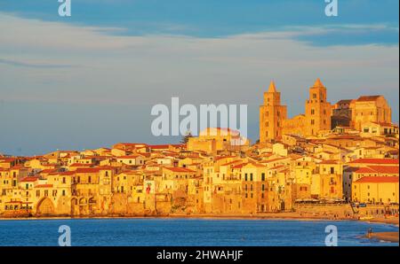 Vue sur la ville de Cefalu, Cefalu, Sicile, Italie Banque D'Images