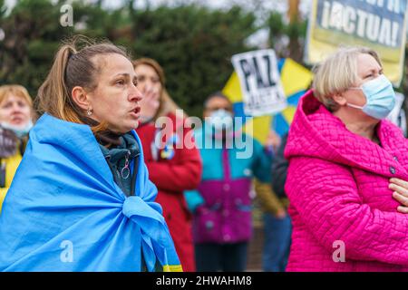 Madrid, Espagne. 03rd mars 2022. Un manifestant a drapé un drapeau ukrainien sur ses épaules scanne des slogans devant l'ambassade de Russie lors d'un rassemblement pour protester contre la guerre entre l'Ukraine et la Russie. L'Ukraine est plongée dans une guerre depuis neuf jours depuis les attaques russes du 24 février. Crédit : SOPA Images Limited/Alamy Live News Banque D'Images