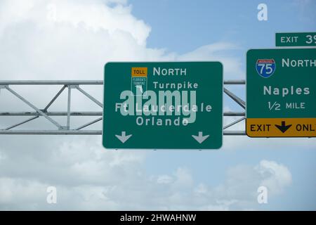 Panneaux indiquant l'autoroute vers Orlando et fort Lauderdale - MIAMI, FLORIDE - 14 FÉVRIER 2022 Banque D'Images