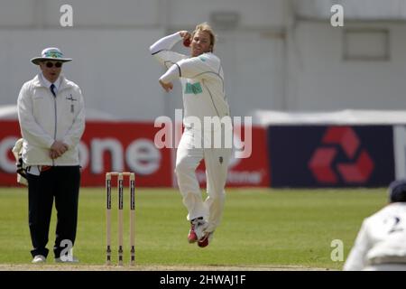 20 avril 2005: Bowling Hampshire Bowler Shane Warne au cours de la première journée du match de la division 1 du championnat du comté de Frizzell entre Sussex et Hampshire joué à Hove, Sussex. Photo: Glyn Kirk/Actionplus.050420 joueur de cricket australien. Banque D'Images