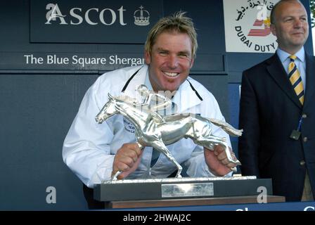 7 août 2004: Dubai Duty Free reste du chef de l'équipe mondiale SHANE WARNE avec le trophée à la présentation après leur victoire dans la coupe du carré bleu Shergar à Ascot. Photo: Neil Tingle/action plus.course hippique 040807 Joy Celebrate célèbre les trophées de cricket des gagnants.