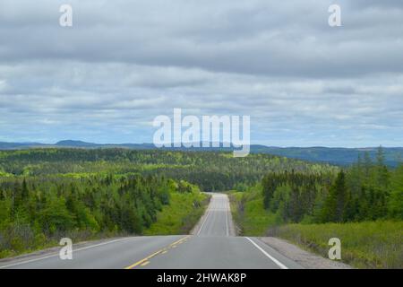 Vue panoramique vers un horizon accidenté le long de l'autoroute de Terre-Neuve au printemps Banque D'Images