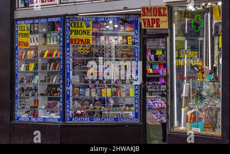 Boutiques de téléphones cellulaires et de fumée à Miami Beach - MIAMI, FLORIDE - le 14 FÉVRIER 2022 Banque D'Images