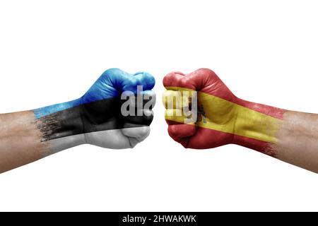 Deux mains poinçonner l'une à l'autre sur fond blanc. Drapeaux de pays peint les poings, conflit de la crise concept entre l'estonie et l'espagne Banque D'Images