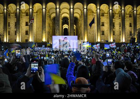 Tbilissi, Géorgie. 04th mars 2022. Le président ukrainien, Volodymyr Zelenskyy, salue le peuple. Trente mille personnes se sont rassemblées devant le bâtiment du Parlement de Tbilissi pour écouter le discours en direct du président de l'Ukraine où il déclare que « l'Ukraine ne donnera jamais son territoire à la Russie et l'Ukraine se battra contre les Russes pour gagner cette guerre. Vous êtes tous des Ukrainiens aujourd'hui". Crédit : SOPA Images Limited/Alamy Live News Banque D'Images