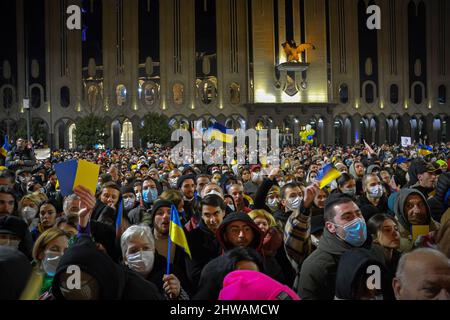 Tbilissi, Géorgie. 04th mars 2022. Une foule de gens écoute le président ukrainien Volodymyr Zelenskyy lors de son discours en direct. Trente mille personnes se sont rassemblées devant le bâtiment du Parlement de Tbilissi pour écouter le discours en direct du président de l'Ukraine où il déclare que « l'Ukraine ne donnera jamais son territoire à la Russie et l'Ukraine se battra contre les Russes pour gagner cette guerre. Vous êtes tous des Ukrainiens aujourd'hui". Crédit : SOPA Images Limited/Alamy Live News Banque D'Images