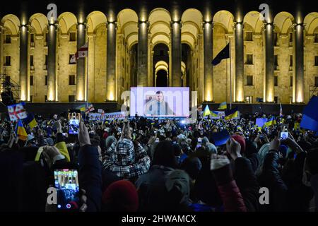 Tbilissi, Géorgie. 04th mars 2022. Volodymyr Zelenskyy, le président ukrainien, s’adresse aux citoyens. Trente mille personnes se sont rassemblées devant le bâtiment du Parlement de Tbilissi pour écouter le discours en direct du président de l'Ukraine où il déclare que « l'Ukraine ne donnera jamais son territoire à la Russie et l'Ukraine se battra contre les Russes pour gagner cette guerre. Vous êtes tous des Ukrainiens aujourd'hui". Crédit : SOPA Images Limited/Alamy Live News Banque D'Images