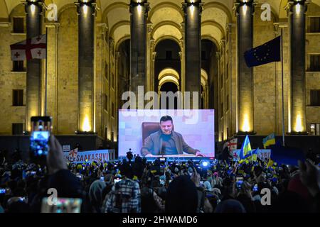 Tbilissi, Géorgie. 04th mars 2022. Volodymyr Zelenskyy, le président ukrainien, s’adresse aux citoyens. Trente mille personnes se sont rassemblées devant le bâtiment du Parlement de Tbilissi pour écouter le discours en direct du président de l'Ukraine où il déclare que « l'Ukraine ne donnera jamais son territoire à la Russie et l'Ukraine se battra contre les Russes pour gagner cette guerre. Vous êtes tous des Ukrainiens aujourd'hui". Crédit : SOPA Images Limited/Alamy Live News Banque D'Images