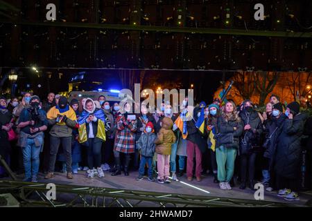 Tbilissi, Géorgie. 04th mars 2022. Une foule de gens écoute le président ukrainien Volodymyr Zelenskyy lors de son discours en direct. Trente mille personnes se sont rassemblées devant le bâtiment du Parlement de Tbilissi pour écouter le discours en direct du président de l'Ukraine où il déclare que « l'Ukraine ne donnera jamais son territoire à la Russie et l'Ukraine se battra contre les Russes pour gagner cette guerre. Vous êtes tous des Ukrainiens aujourd'hui". Crédit : SOPA Images Limited/Alamy Live News Banque D'Images