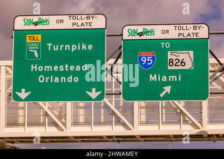 Panneaux indiquant Homestead Orlando et Miami - MIAMI, FLORIDE - 14 FÉVRIER 2022 Banque D'Images