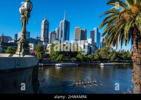 Rivière Yarra en face des gratte-ciel de Melbourne. Melbourne, Victoria, Australie Banque D'Images