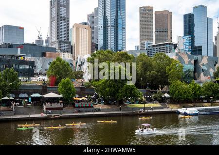 Rivière Yarra en face des gratte-ciel de Melbourne. Melbourne, Victoria, Australie Banque D'Images