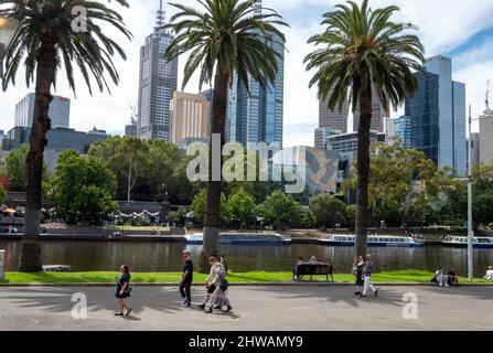 Rivière Yarra en face des gratte-ciel de Melbourne. Melbourne, Victoria, Australie Banque D'Images