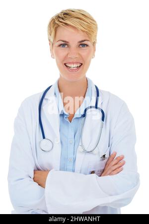 Shes le meilleur dans son domaine. Une jeune femme médecin debout sur fond blanc. Banque D'Images