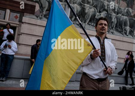 Fort Worth, Texas, États-Unis. 4th mars 2022. Un groupe de résidents de fort Worth se réunit au centre de la ville sur la place Sundance le 03/04/2022 pour protester contre l'invasion russe. (Credit image: © Chris Rusanowsky/ZUMA Press Wire) Credit: ZUMA Press, Inc./Alamy Live News Banque D'Images