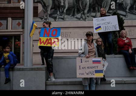 Fort Worth, Texas, États-Unis. 4th mars 2022. Un groupe de résidents de fort Worth se réunit au centre de la ville sur la place Sundance le 03/04/2022 pour protester contre l'invasion russe. (Credit image: © Chris Rusanowsky/ZUMA Press Wire) Credit: ZUMA Press, Inc./Alamy Live News Banque D'Images