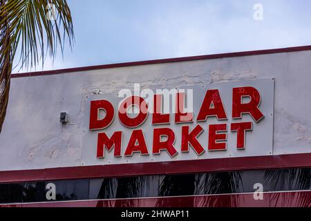 Dollar Market à Miami Beach - MIAMI, FLORIDE - 14 FÉVRIER 2022 Banque D'Images