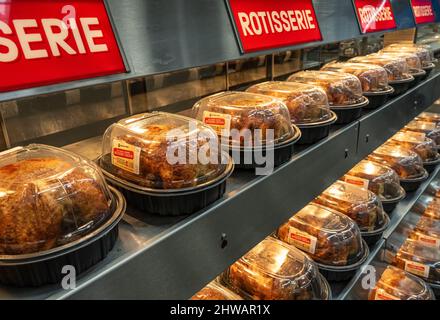 Les poulets rôtisserie chaude de sam's Club sont un article leader très populaire, à faible coût, qui attire de nombreux clients vers les magasins du club d'entrepôt. (ÉTATS-UNIS) Banque D'Images