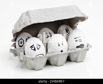 Ne fermez pas le couvercle, j'avais peur de la nuit. Studio photo de visages dessinés sur une boîte d'oeufs. Banque D'Images