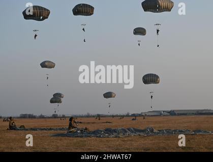 Les parachutistes de l'armée américaine, dont le 1st Bataillon (Airborne), 503rd Infantry Regiment, 173rd Airborne Brigade, effectuent une opération aérienne dans la zone de Juliet Drop de Pordenone, en Italie, le 3 mars 2022. La Brigade aéroportée de 173rd est la Force d'intervention en cas d'urgence de l'armée américaine en Europe, fournissant des forces rapidement déployables aux États-Unis les domaines de responsabilité de l'Europe, de l'Afrique et du Commandement central. Déployée en Italie et en Allemagne, la brigade s'entraîne régulièrement aux côtés des alliés et partenaires de l'OTAN pour établir des partenariats et renforcer l'alliance. (É.-U. Photo de l'armée par le capitaine Rob Haake) Banque D'Images