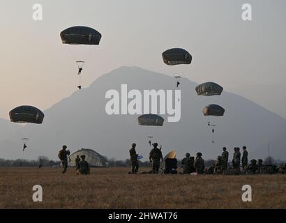 Les parachutistes de l'armée américaine avec le quartier général et la Compagnie du quartier général, 173rd Brigade aéroportée établissent des communications après avoir effectué une opération aérienne dans la zone de Juliet Drop à Pordenone, en Italie, le 3 mars 2022. La Brigade aéroportée de 173rd est la Force d'intervention en cas d'urgence de l'armée américaine en Europe, fournissant des forces rapidement déployables aux États-Unis les domaines de responsabilité de l'Europe, de l'Afrique et du Commandement central. Déployée en Italie et en Allemagne, la brigade s'entraîne régulièrement aux côtés des alliés et partenaires de l'OTAN pour établir des partenariats et renforcer l'alliance. (É.-U. Photo de l'armée par C Banque D'Images