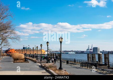 Le front de mer de Battery Park à Lower Manhattan. - New York, États-Unis, février 2022 Banque D'Images