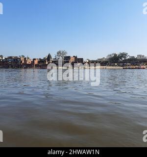 Vue sur la rivière Yamuna depuis le bateau dans la journée à Vrindavan, Krishna temple Kesi Ghat sur les rives de la rivière Yamuna dans la ville de Vrindavan, Boating a Banque D'Images