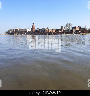 Vue sur la rivière Yamuna depuis le bateau dans la journée à Vrindavan, Krishna temple Kesi Ghat sur les rives de la rivière Yamuna dans la ville de Vrindavan, Boating a Banque D'Images