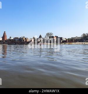 Vue sur la rivière Yamuna depuis le bateau dans la journée à Vrindavan, Krishna temple Kesi Ghat sur les rives de la rivière Yamuna dans la ville de Vrindavan, Boating a Banque D'Images