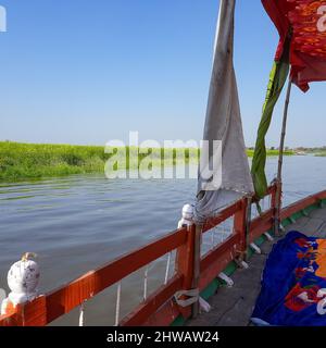 Vue sur la rivière Yamuna depuis le bateau dans la journée à Vrindavan, Krishna temple Kesi Ghat sur les rives de la rivière Yamuna dans la ville de Vrindavan, Boating a Banque D'Images