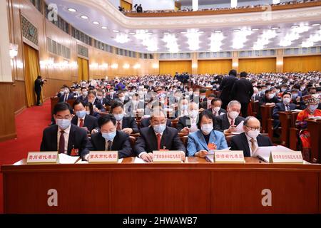 Pékin, Chine. 5th mars 2022. Les députés assistent à la séance d'ouverture de la cinquième session du Congrès national du peuple (CNP) de 13th au Grand Hall du peuple de Beijing, capitale de la Chine, le 5 mars 2022. Credit: Liu Weibing/Xinhua/Alay Live News Banque D'Images