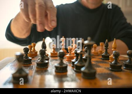 joueur de bluffe jouant son prochain pas de mouvement sur le vieux jeu d'échecs vintage . Banque D'Images