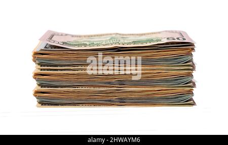 Les grosses factures de dollars sont isolées sur fond blanc. Concept argent et finance. Salaires ou économies en espèces. Photo de haute qualité Banque D'Images
