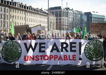 Munich, Allemagne. 04th mars 2022. Le 4th mars 2022, près de 300 activistes du climat se sont réunis à Munich, en Allemagne, pour protester contre une plus grande protection du climat. (Photo par Alexander Pohl/Sipa USA) crédit: SIPA USA/Alay Live News Banque D'Images