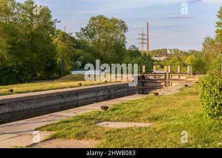 Vue sur la Ruhr et le bidonville d'Essen-Horst, Rhénanie-du-Nord-Westphalie, Allemagne Banque D'Images