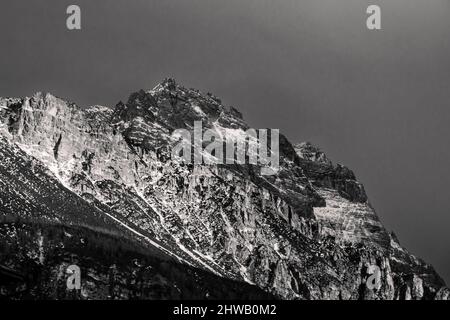 Pic de la montagne de Punta Sorapiss dans les Dolomites près de Cortina d'Ampezzo, Italie en hiver en noir et blanc monochrome Banque D'Images