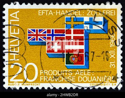 SUISSE - VERS 1967 : un timbre imprimé en Suisse montre les drapeaux des pays de la zone de libre-échange européenne, vers 1967. Banque D'Images