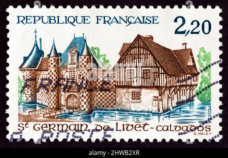 FRANCE - VERS 1986 : un timbre imprimé en France montre le Manoir de Saint-Germain-de-Livet, Calvados, vers 1986. Banque D'Images