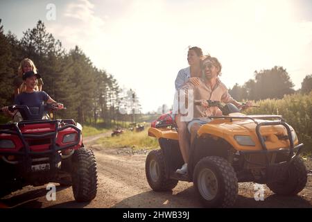 groupe de jeunes heureux conduisant un quad tout-terrain Banque D'Images